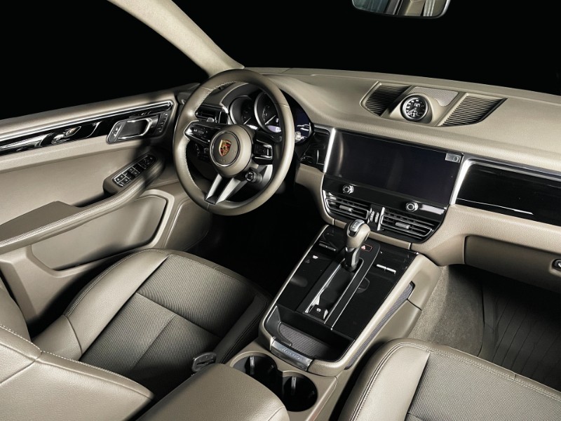 PORSCHE MACAN 2.0 TURBO GASOLINA PDK 2024/2024 DUARTE VEÍCULOS PORTO ALEGRE / Carros no Vale