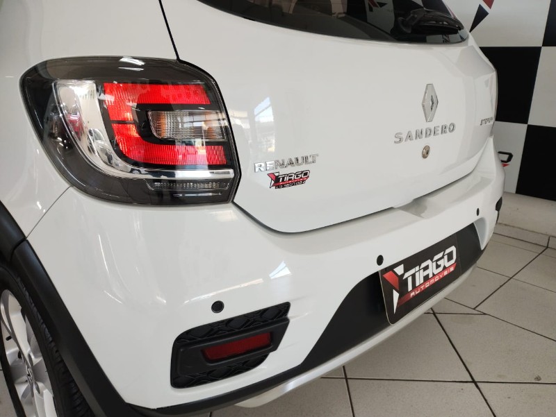 RENAULT SANDERO 1.6 STEPWAY 8V 2016/2016 TIAGO AUTOMÓVEIS VENÂNCIO AIRES / Carros no Vale