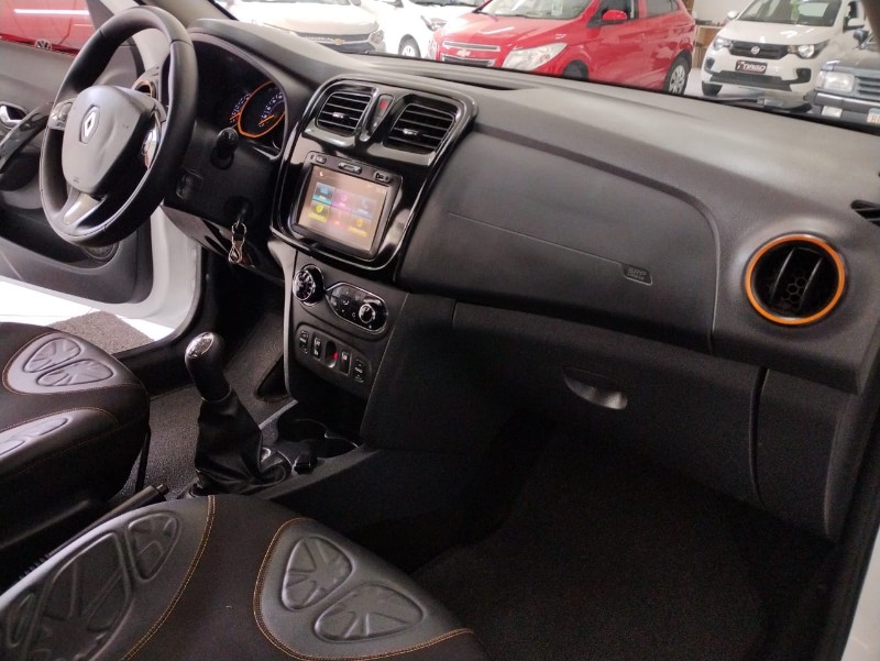 RENAULT SANDERO 1.6 STEPWAY 8V 2016/2016 TIAGO AUTOMÓVEIS VENÂNCIO AIRES / Carros no Vale