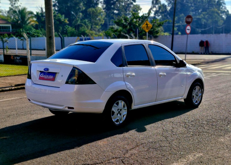FORD FIESTA 1.6 SE 2014/2014 CRUZEIRO MULTIMARCAS CRUZEIRO DO SUL / Carros no Vale
