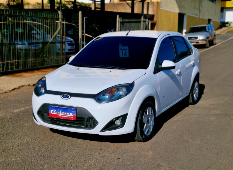 FORD FIESTA 1.6 SE 2014/2014 CRUZEIRO MULTIMARCAS CRUZEIRO DO SUL / Carros no Vale