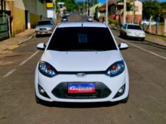 FORD FIESTA 1.6 SE 2014/2014 CRUZEIRO MULTIMARCAS CRUZEIRO DO SUL / Carros no Vale