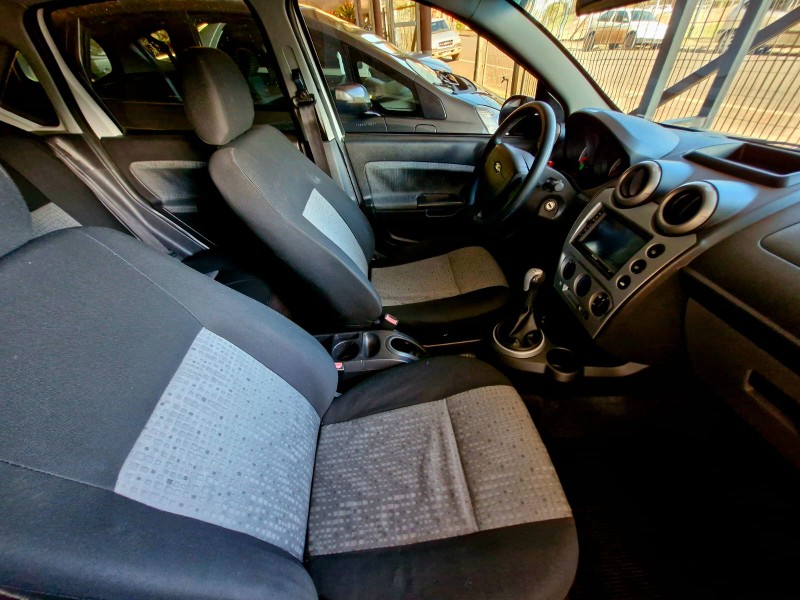 FORD FIESTA 1.6 SE 2014/2014 CRUZEIRO MULTIMARCAS CRUZEIRO DO SUL / Carros no Vale