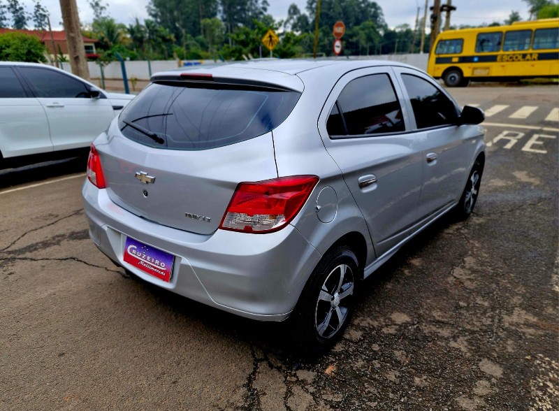 CHEVROLET ONIX HATCH LT 1.0 8V FLEXPOWER 5P MEC. 2013/2014 CRUZEIRO MULTIMARCAS CRUZEIRO DO SUL / Carros no Vale