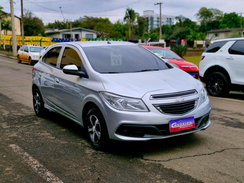 CHEVROLET ONIX HATCH LT 1.0 8V FLEXPOWER 5P MEC. 2013/2014 CRUZEIRO MULTIMARCAS CRUZEIRO DO SUL / Carros no Vale