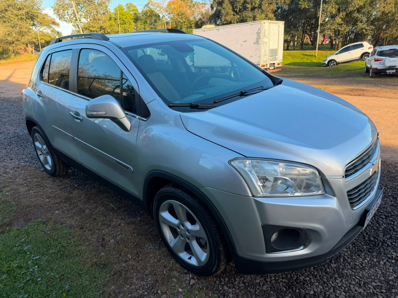CHEVROLET TRACKER 1.8 LTZ /2016 MENEGHINI VEÍCULOS ARROIO DO MEIO / Carros no Vale CHEVROLET TRACKER 1.8 LTZ /2016 MENEGHINI VEÍCULOS ARROIO DO MEIO / Carros no Vale
