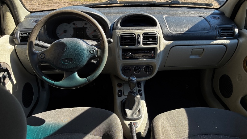RENAULT CLIO HATCH PRIVILEGE 1.0 16V FLEX 2004 2004/2004 COMPLETO VEÍCULOS GUAPORÉ / Carros no Vale RENAULT CLIO HATCH PRIVILEGE 1.0 16V FLEX 2004 2004/2004 COMPLETO VEÍCULOS GUAPORÉ / Carros no Vale