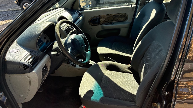 RENAULT CLIO HATCH PRIVILEGE 1.0 16V FLEX 2004 2004/2004 COMPLETO VEÍCULOS GUAPORÉ / Carros no Vale RENAULT CLIO HATCH PRIVILEGE 1.0 16V FLEX 2004 2004/2004 COMPLETO VEÍCULOS GUAPORÉ / Carros no Vale