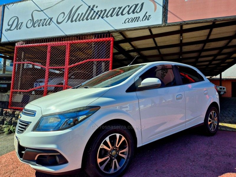 CHEVROLET ONIX 1.4 MPFI LTZ 8V 2015/2015 HUBNER MULTIMARCAS FARROUPILHA / Carros no Vale