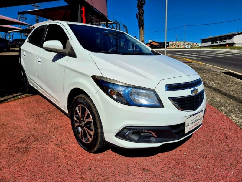 CHEVROLET ONIX 1.4 MPFI LTZ 8V 2015/2015 HUBNER MULTIMARCAS FARROUPILHA / Carros no Vale