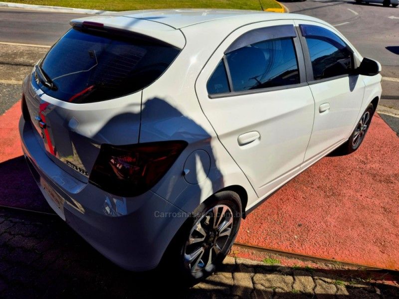 CHEVROLET ONIX 1.4 MPFI LTZ 8V 2015/2015 HUBNER MULTIMARCAS FARROUPILHA / Carros no Vale