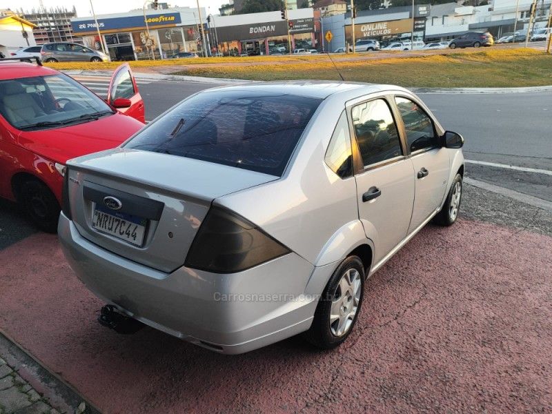 FORD FIESTA 1.0 MPI SEDAN 8V 2012/2013 HUBNER MULTIMARCAS FARROUPILHA / Carros no Vale