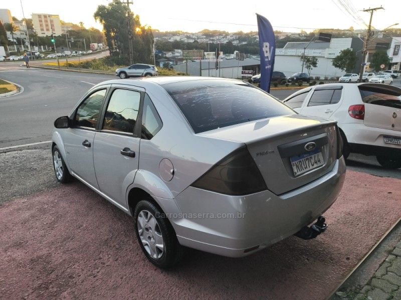 FORD FIESTA 1.0 MPI SEDAN 8V 2012/2013 HUBNER MULTIMARCAS FARROUPILHA / Carros no Vale