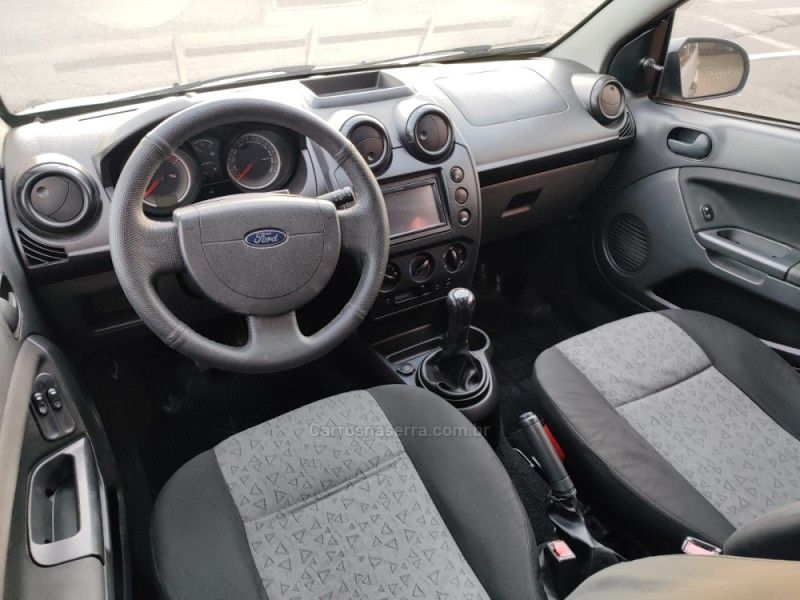 FORD FIESTA 1.0 MPI SEDAN 8V 2012/2013 HUBNER MULTIMARCAS FARROUPILHA / Carros no Vale