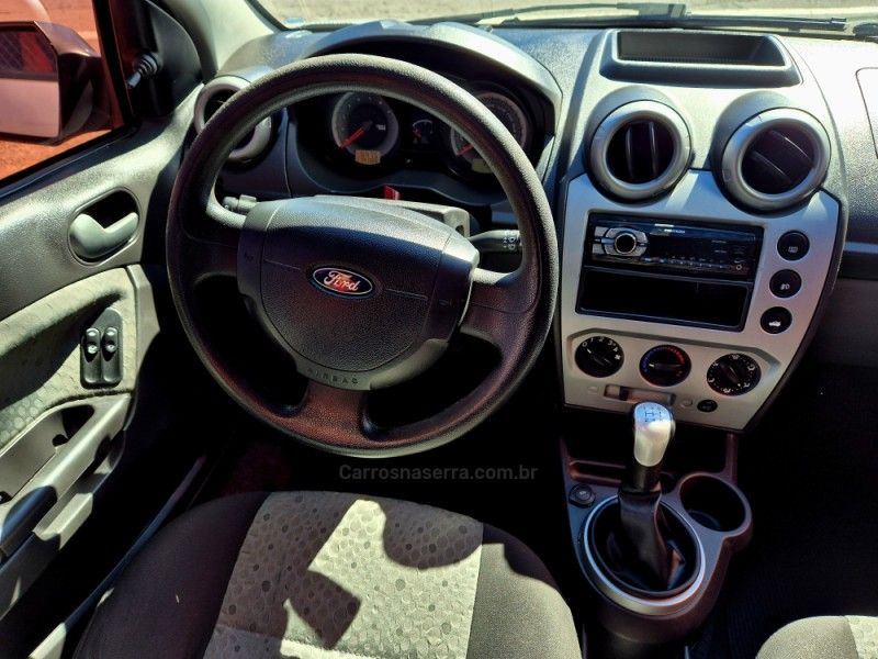 FORD FIESTA 1.6 MPI CLASS HATCH 8V 2013/2014 HUBNER MULTIMARCAS FARROUPILHA / Carros no Vale