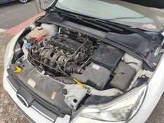 FORD FOCUS 1.6 SE 16V 2014/2015 HUBNER MULTIMARCAS FARROUPILHA / Carros no Vale