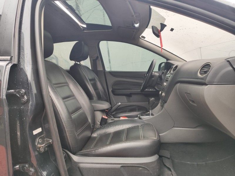 FORD FOCUS 2.0 GHIA 16V 2010/2011 HUBNER MULTIMARCAS FARROUPILHA / Carros no Vale FORD FOCUS 2.0 GHIA 16V 2010/2011 HUBNER MULTIMARCAS FARROUPILHA / Carros no Vale