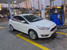FORD FOCUS 2.0 SE FASTBACK 16V 2017/2018 HUBNER MULTIMARCAS FARROUPILHA / Carros no Vale