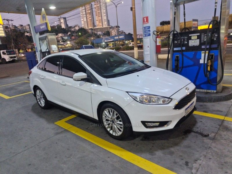 FORD FOCUS 2.0 SE FASTBACK 16V 2017/2018 HUBNER MULTIMARCAS FARROUPILHA / Carros no Vale FORD FOCUS 2.0 SE FASTBACK 16V 2017/2018 HUBNER MULTIMARCAS FARROUPILHA / Carros no Vale