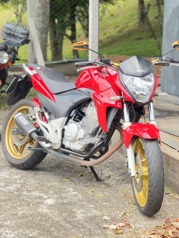 Honda Motos CB 300R 2014/2015 HUBNER MULTIMARCAS FARROUPILHA / Carros no Vale