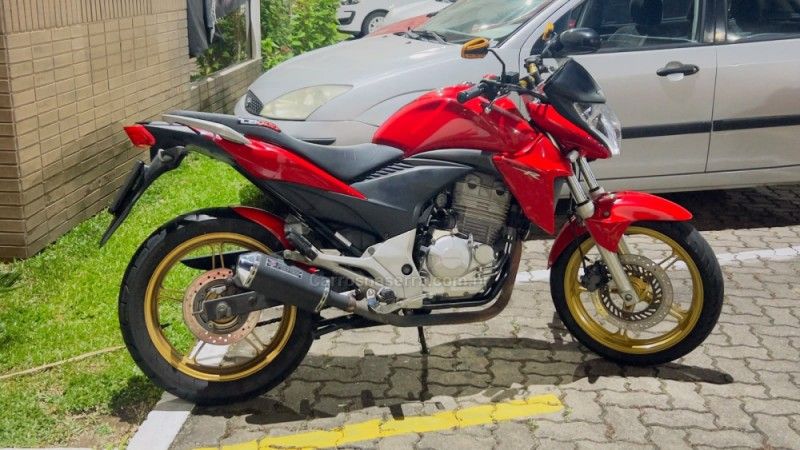 Honda Motos CB 300R 2014/2015 HUBNER MULTIMARCAS FARROUPILHA / Carros no Vale