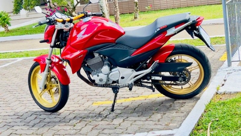 Honda Motos CB 300R 2014/2015 HUBNER MULTIMARCAS FARROUPILHA / Carros no Vale