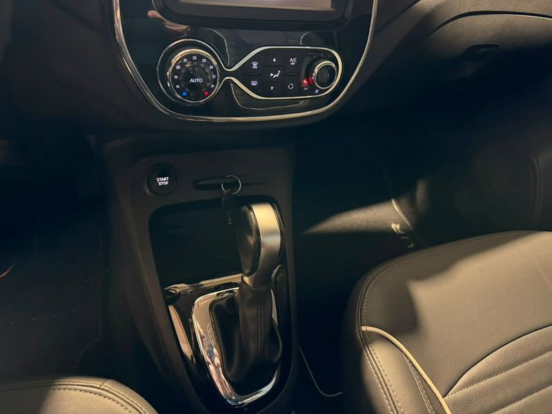 Renault Captur Intense 2.0 16v 2017/2018 SIM VEÍCULOS PORTO ALEGRE / Carros no Vale