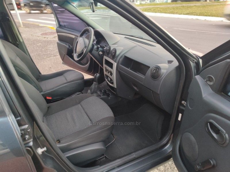 RENAULT LOGAN 1.0 EXPRESSION 16V 2007/2008 HUBNER MULTIMARCAS FARROUPILHA / Carros no Vale