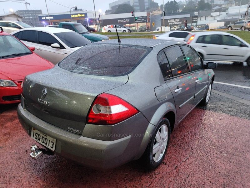 RENAULT MÉGANE 2.0 DYNAMIQUE SEDAN 16V 2007/2008 HUBNER MULTIMARCAS FARROUPILHA / Carros no Vale