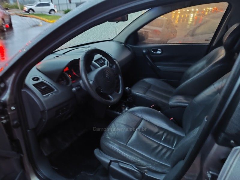 RENAULT MÉGANE 2.0 DYNAMIQUE SEDAN 16V 2007/2008 HUBNER MULTIMARCAS FARROUPILHA / Carros no Vale