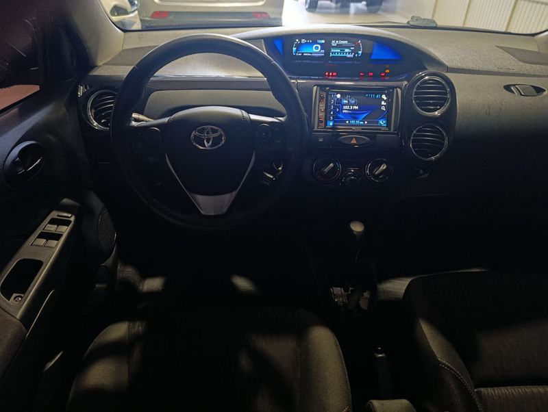 Toyota Etios Hb Xs 1.5 2017/2018 SIM VEÍCULOS PORTO ALEGRE / Carros no Vale