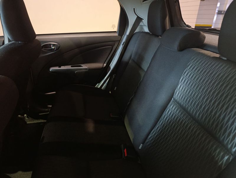 Toyota Etios Hb Xs 1.5 2017/2018 SIM VEÍCULOS PORTO ALEGRE / Carros no Vale