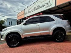 TOYOTA HILUX SW4 3.0 SRV 4X4 16V TURBO INTERCOOLER 2011/2012 HUBNER MULTIMARCAS FARROUPILHA / Carros no Vale