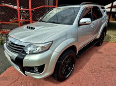 TOYOTA HILUX SW4 3.0 SRV 4X4 16V TURBO INTERCOOLER 2011/2012 HUBNER MULTIMARCAS FARROUPILHA / Carros no Vale