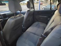 VOLKSWAGEN FOX 1.0 MI CITY 8V 2004/2004 HUBNER MULTIMARCAS FARROUPILHA / Carros no Vale