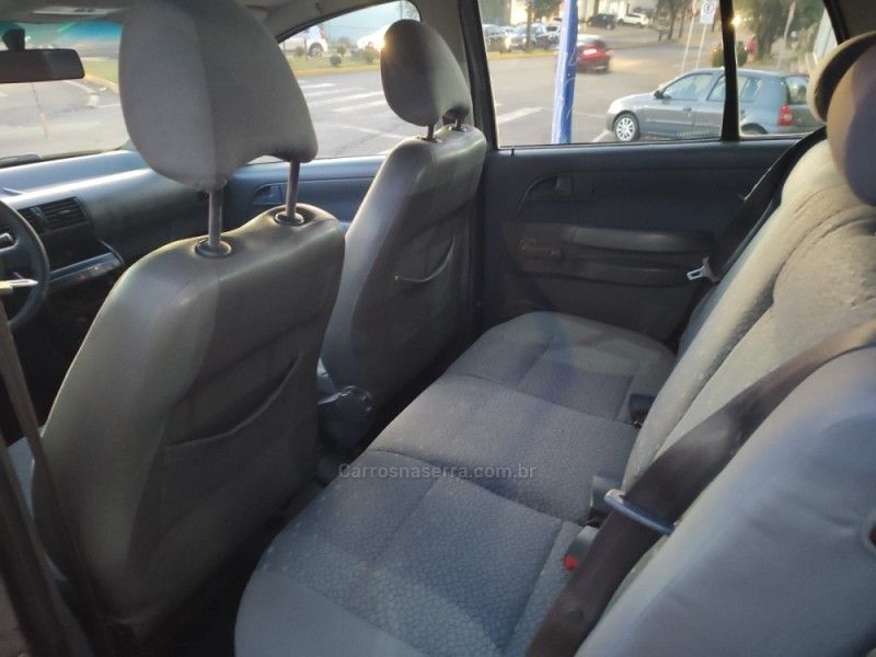 VOLKSWAGEN FOX 1.0 MI CITY 8V 2004/2004 HUBNER MULTIMARCAS FARROUPILHA / Carros no Vale