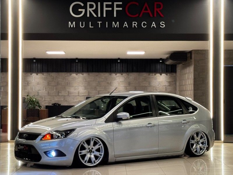 FORD FOCUS 1.6 8V 2010/2011 GRIFFCAR MULTIMARCAS DOIS IRMÃOS / Carros no Vale