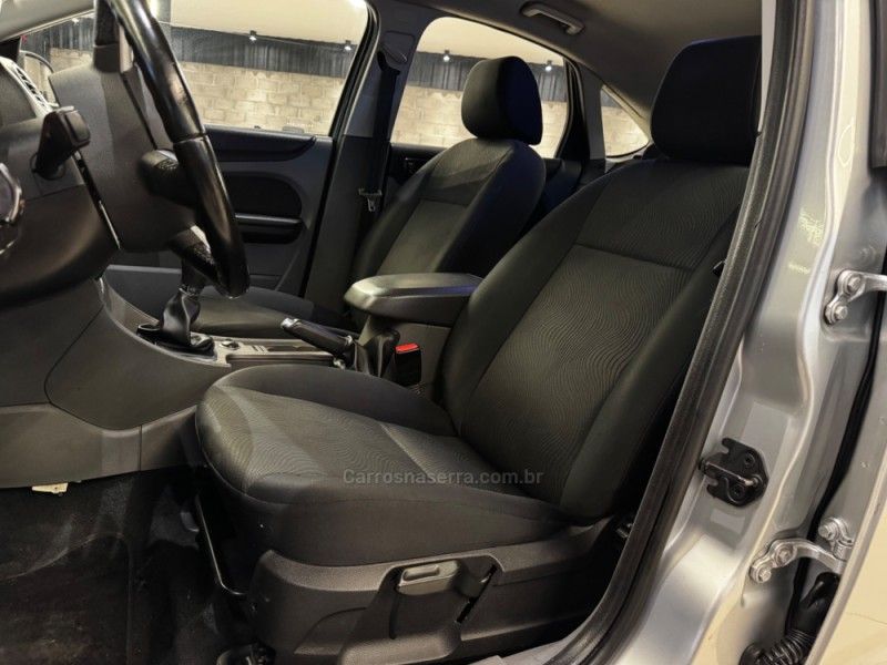 FORD FOCUS 1.6 8V 2010/2011 GRIFFCAR MULTIMARCAS DOIS IRMÃOS / Carros no Vale
