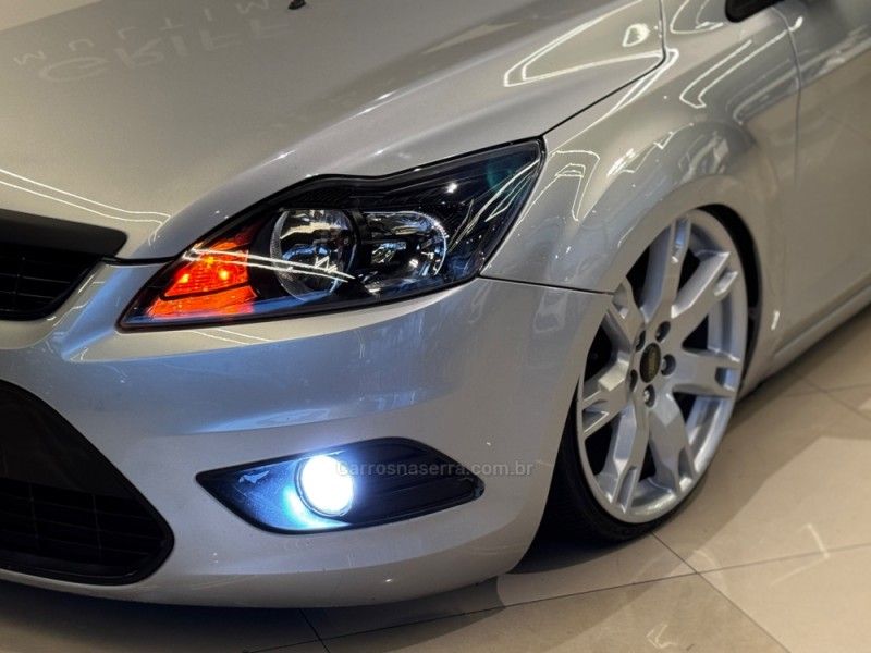 FORD FOCUS 1.6 8V 2010/2011 GRIFFCAR MULTIMARCAS DOIS IRMÃOS / Carros no Vale