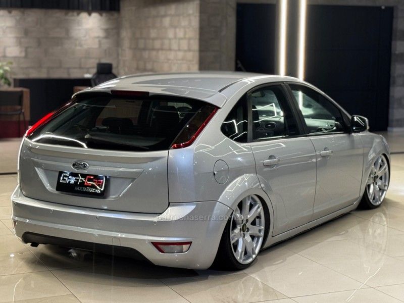 FORD FOCUS 1.6 8V 2010/2011 GRIFFCAR MULTIMARCAS DOIS IRMÃOS / Carros no Vale