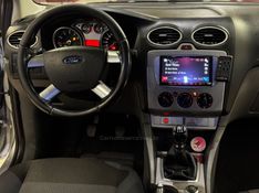 FORD FOCUS 1.6 8V 2010/2011 GRIFFCAR MULTIMARCAS DOIS IRMÃOS / Carros no Vale