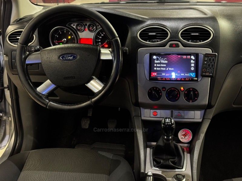 FORD FOCUS 1.6 8V 2010/2011 GRIFFCAR MULTIMARCAS DOIS IRMÃOS / Carros no Vale