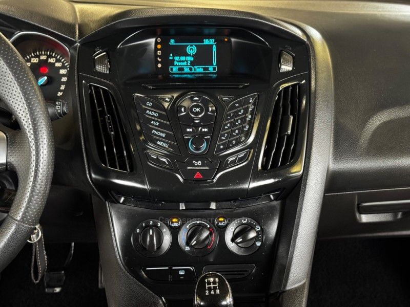 FORD FOCUS 1.6 SE 16V 2014/2015 GRIFFCAR MULTIMARCAS DOIS IRMÃOS / Carros no Vale FORD FOCUS 1.6 SE 16V 2014/2015 GRIFFCAR MULTIMARCAS DOIS IRMÃOS / Carros no Vale