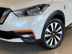 NISSAN KICKS 1.6 16V RIO XTRONIC 2017/2017 GRIFFCAR MULTIMARCAS DOIS IRMÃOS / Carros no Vale