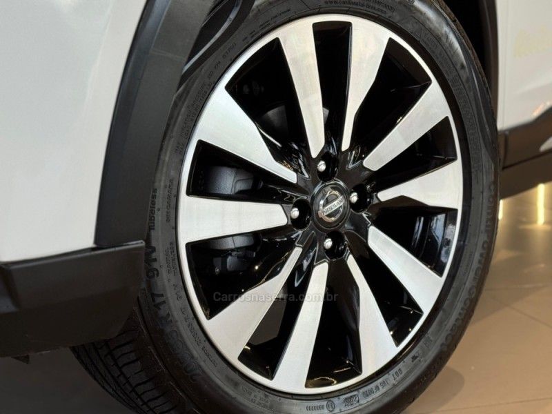 NISSAN KICKS 1.6 16V RIO XTRONIC 2017/2017 GRIFFCAR MULTIMARCAS DOIS IRMÃOS / Carros no Vale NISSAN KICKS 1.6 16V RIO XTRONIC 2017/2017 GRIFFCAR MULTIMARCAS DOIS IRMÃOS / Carros no Vale