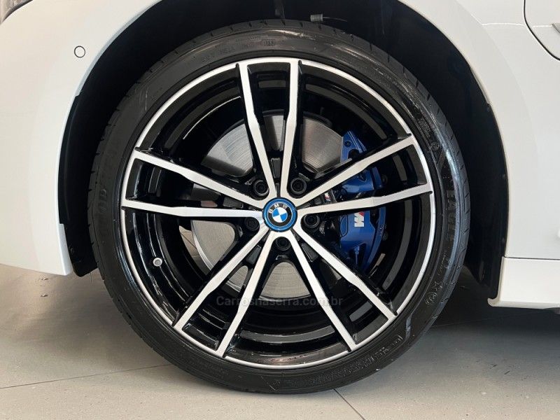 BMW 330E 2.0 M SPORT 16V TURBO HÍBRIDO 2023/2024 ÓTIMA CAR FLORES DA CUNHA / Carros no Vale