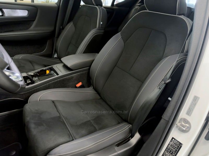 VOLVO XC 40 P6 RECHARGE ELECTRIC PLUS 2023/2024 ÓTIMA CAR FLORES DA CUNHA / Carros no Vale