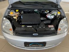 FORD FIESTA 1.6 MPI SEDAN 8V 2005/2005 CIMIRRO AUTOMÓVEIS TAQUARA / Carros no Vale