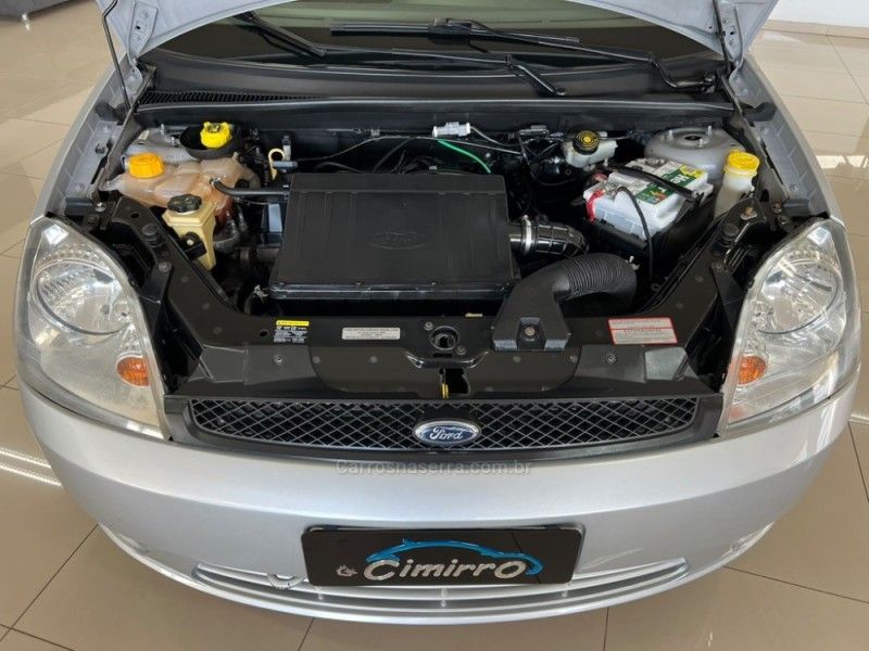 FORD FIESTA 1.6 MPI SEDAN 8V 2005/2005 CIMIRRO AUTOMÓVEIS TAQUARA / Carros no Vale