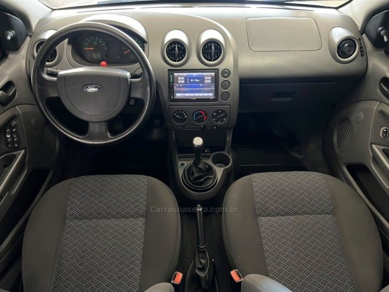 FORD FIESTA 1.6 MPI SEDAN 8V 2005/2005 CIMIRRO AUTOMÓVEIS TAQUARA / Carros no Vale